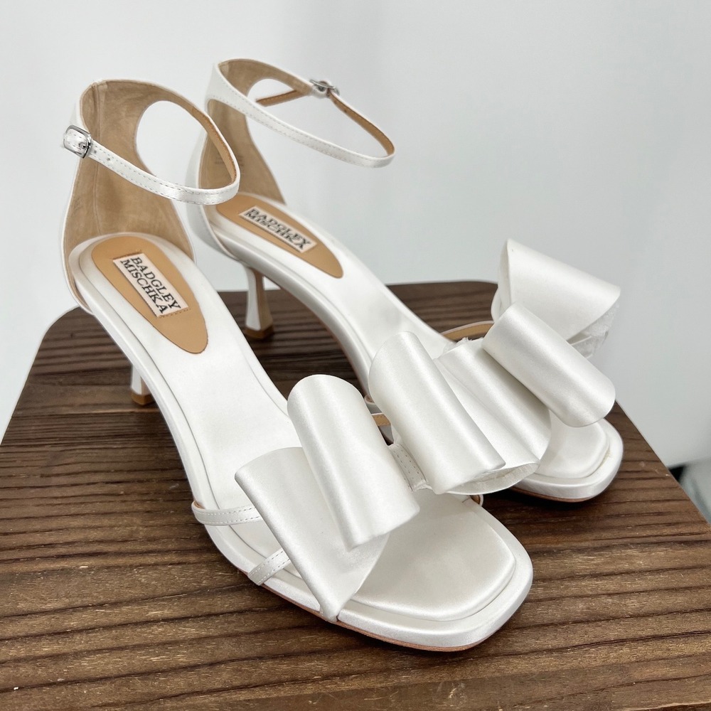 Badgley Mischka Alysha White Satin‎ Bow Kitten Heel Sandals Bridal Size 9 NWT